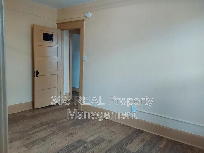 Building Photo - 2018 10th Ave