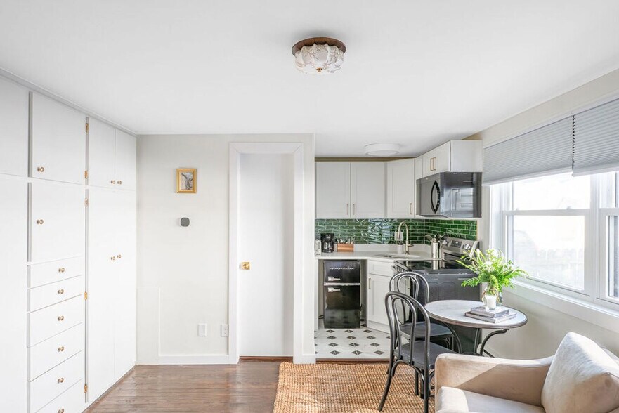 Building Photo - 200 S Henry St