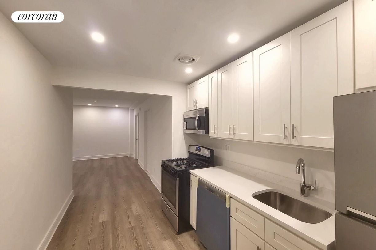 Building Photo - 45 W 81st St