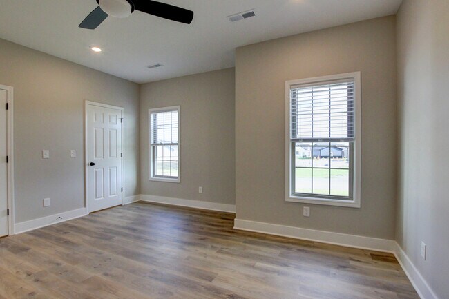Building Photo - 102 Riverbend Dr