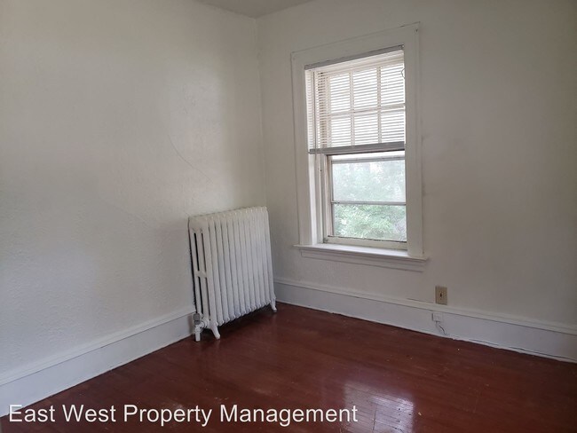 Building Photo - 1529 E 2nd St