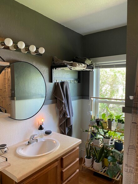 Building Photo - 410 Dakota St