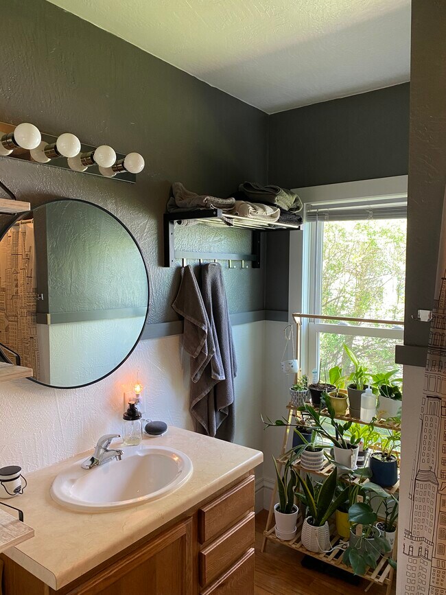 Building Photo - 410 Dakota St