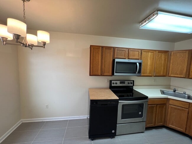Building Photo - Large 2 bedroom, 1 bathroom condo, just mi...