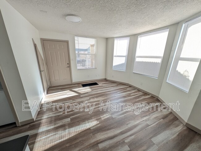 Building Photo - 725 Edith Blvd SE