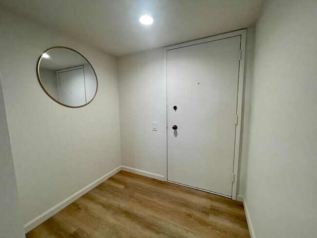 Building Photo - AVAILABLE NOW !! 2 Bedroom 2 Bathroom Cond...