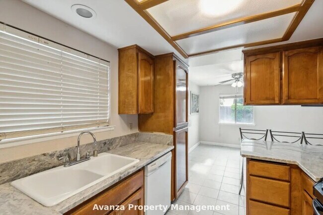 Building Photo - 3bed/2.5 bath Home for Rent 4129 W. Regency Ave Fresno, CA 93727