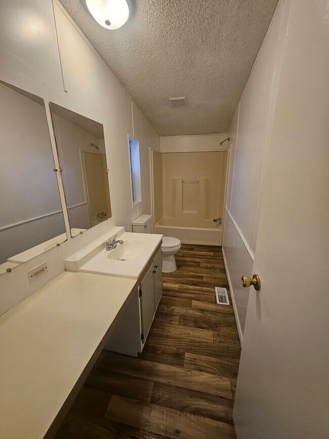 Building Photo - Newly Remolded 3 Bedroom Manufactured Home...
