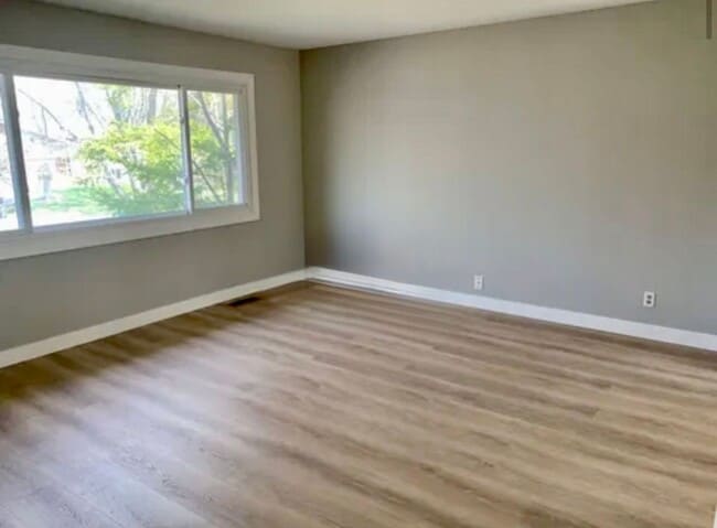 Building Photo - 4BR/2BA Eden Prairie Home In Cul De Sac Available 6/1 !
