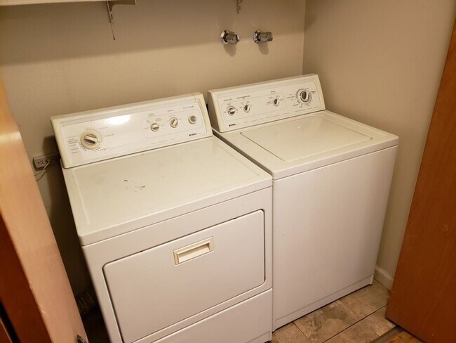 Building Photo - 2 Bedroom 1.5 Bath Townhome with Washer...