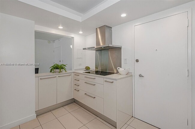 Building Photo - 5151 Collins Ave