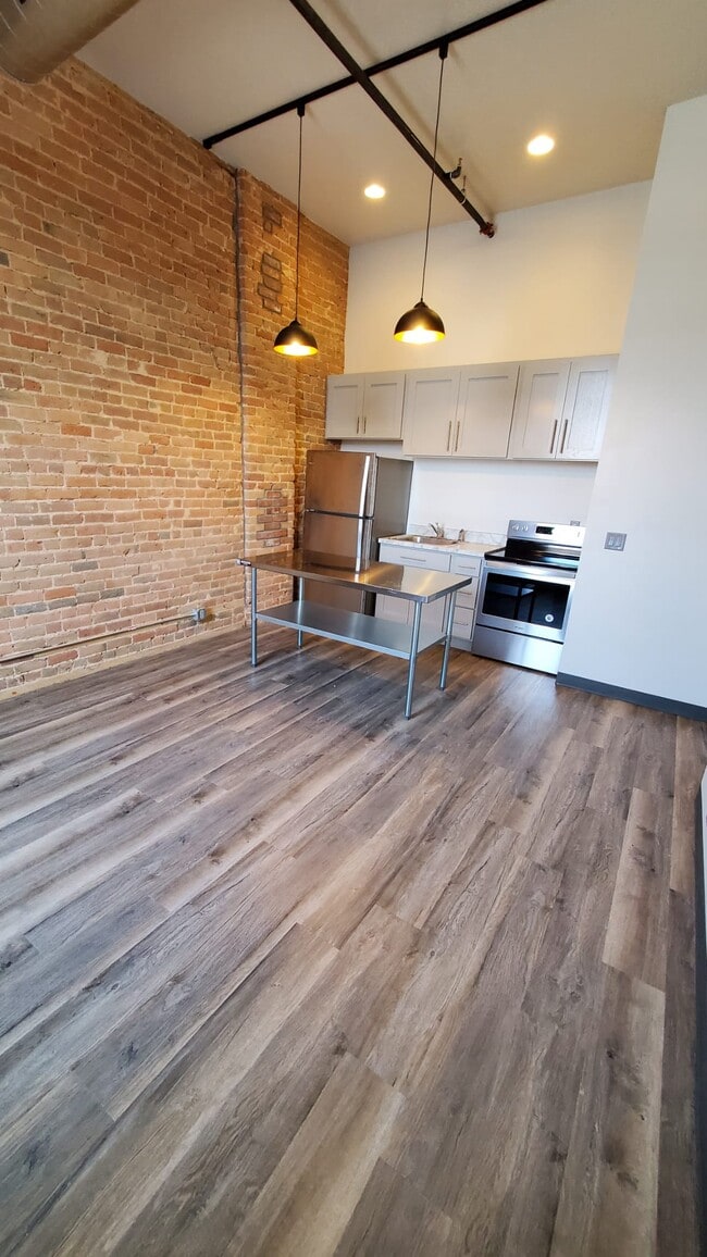 Building Photo - 618 Saint Joseph St