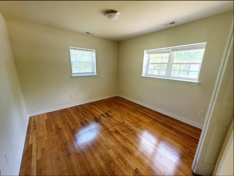 Building Photo - 1922 Oak Hill Ln