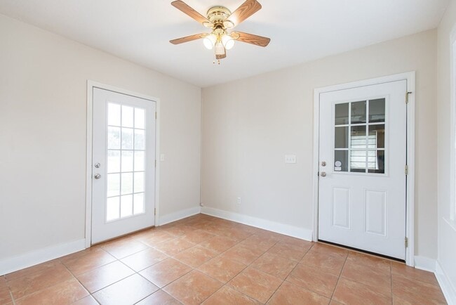 Building Photo - Luxurious 3 Bed/2 Bath Home with Modern Am...