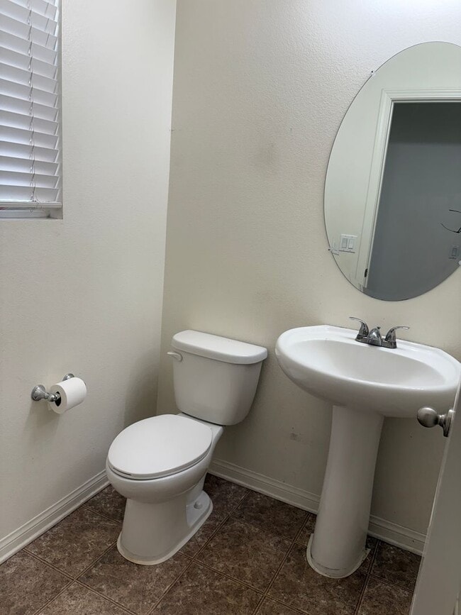 Building Photo - Beautiful 3-Bedroom, 2.5 bath in the  Glen...