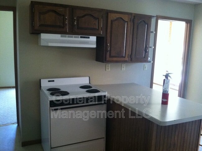 Building Photo - 4 bedroom in proximity to UWEC and downtown available June 1st