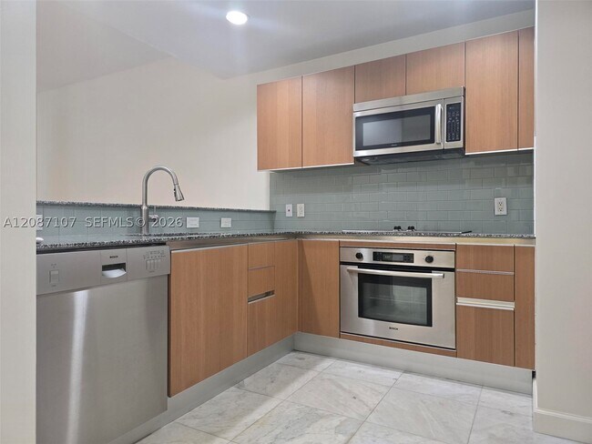 Building Photo - 1060 Brickell Ave