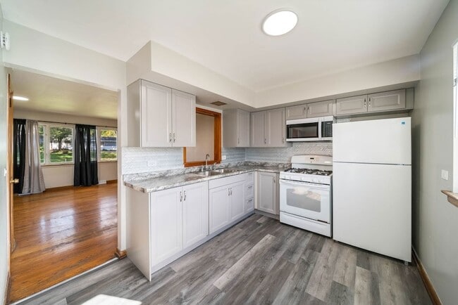 Building Photo - 27 E Thorndale Ave