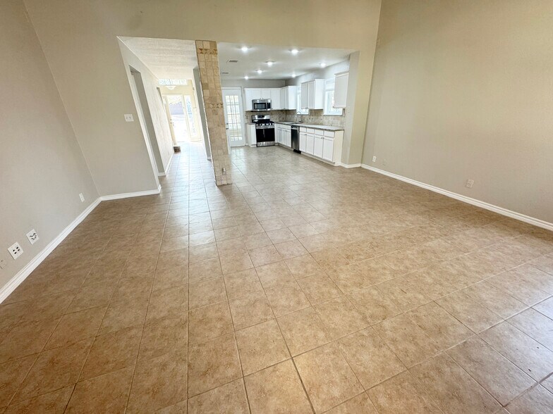 Building Photo - 5042 Cleves St