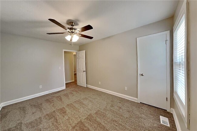 Building Photo - 3929 Lookout Point Dr