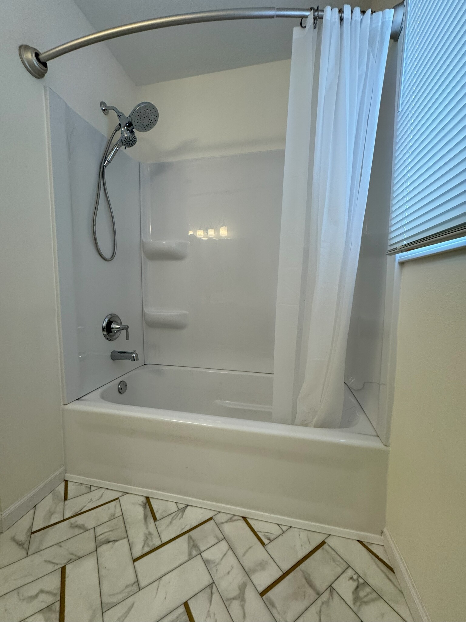 Shower with tub - 825 11th Ave W