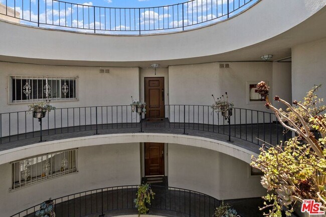 Building Photo - 2260 N Cahuenga Blvd