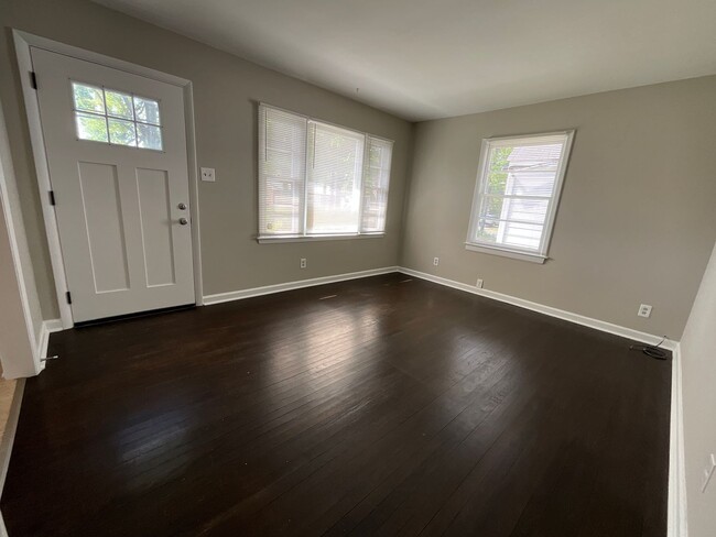 Building Photo - Lovely 2 Bed, 1 Bath Brick Ranch near UNC-...