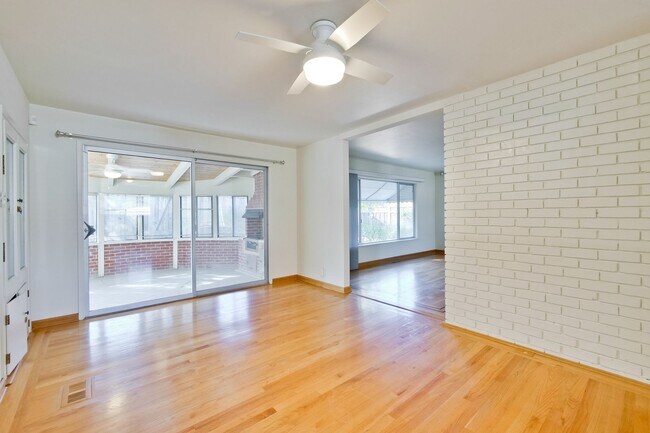 Building Photo - Hardwood Floors- Top Moreland SCH- SM Dogs Welcome- Close to Apple