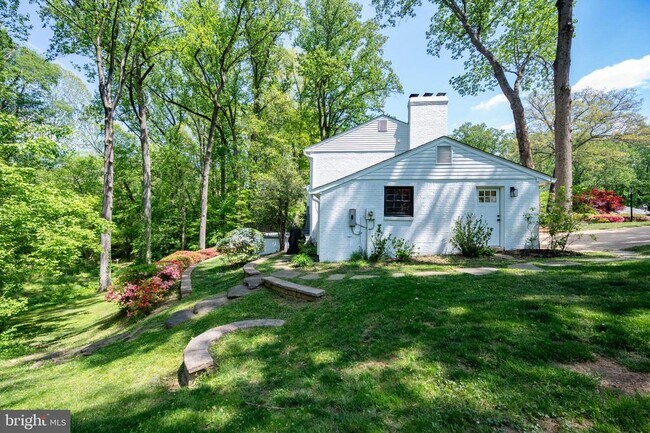 Building Photo - 1554 Forest Villa Ln