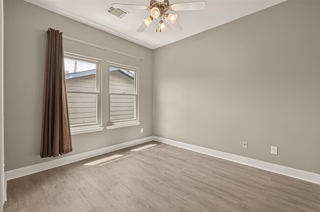 Building Photo - 1107 St Charles St