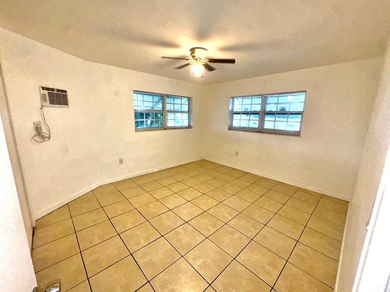 Building Photo - 1450 NE 171st St