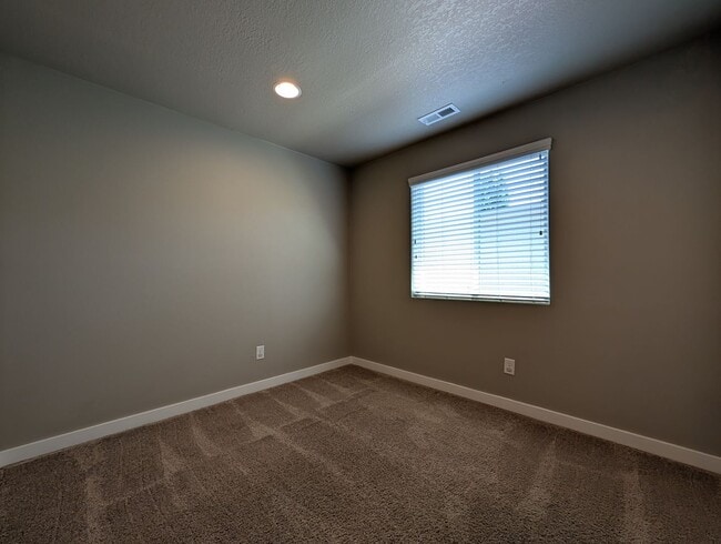 Building Photo - 2bdrm/1bthrm home with beautiful finishes!