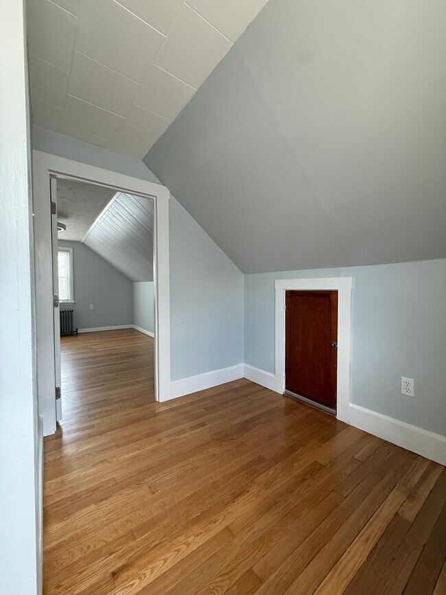 Building Photo - 1027 Monmouth St