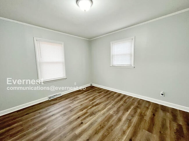 Building Photo - 708 Park Dr