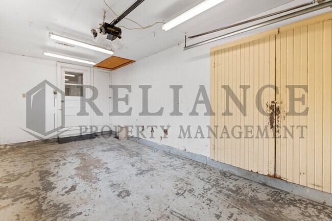 Building Photo - 3240 S Custer Ave