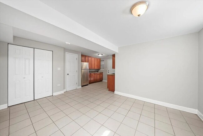 Building Photo - Charming 2BR Garden Unit in Bronzeville