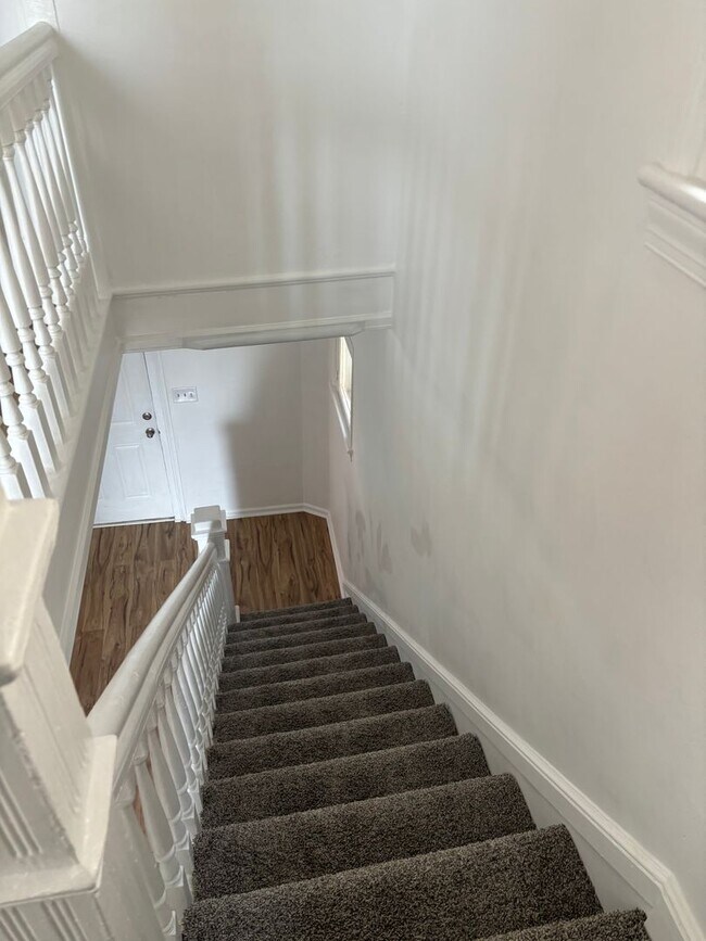 Building Photo - 814 W Beverley St