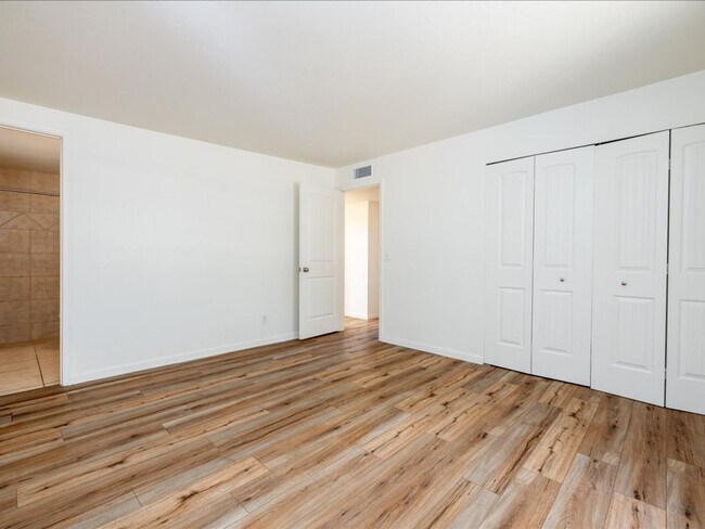 Building Photo - 4 Bedroom 2 Bathroom