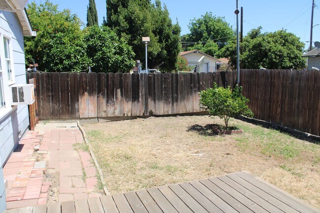 Building Photo - Three Bedroom, One Bathroom Single Family Home in Isleton.