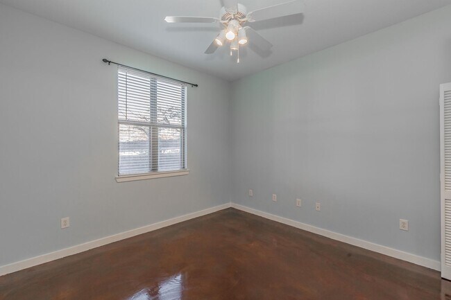 Building Photo - T&P Downtown Condo!