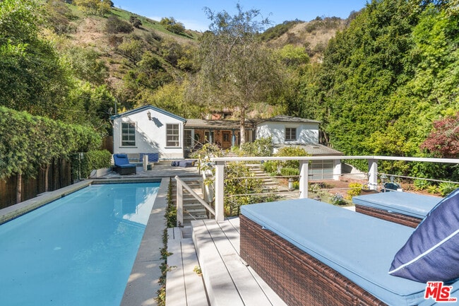 Building Photo - 1853 Nichols Canyon Rd