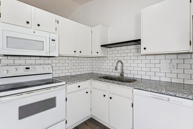 Building Photo - 4319 S Elizabeth Ave