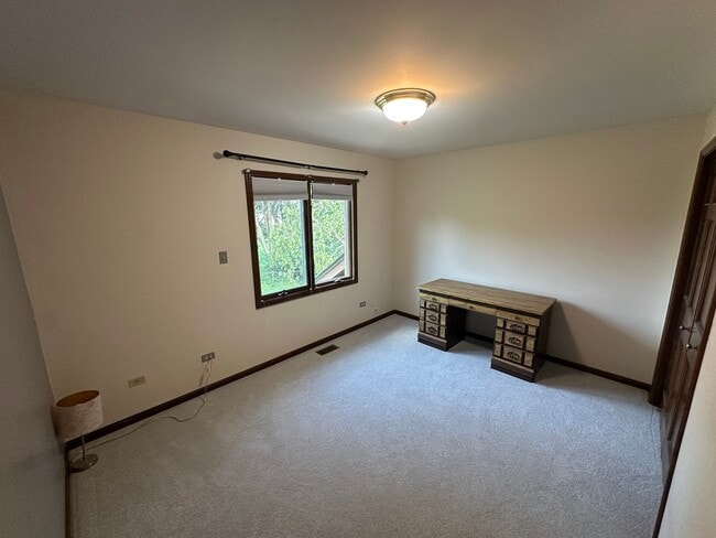 Building Photo - 1055 Knollwood Ln