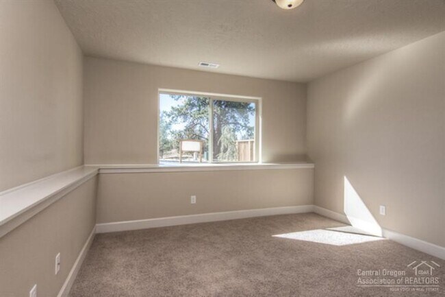 Building Photo - Spacious 4 Bed/3 Bath Single Family Home i...
