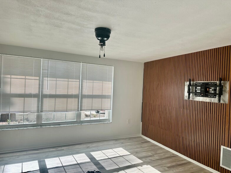 Building Photo - 11010 Tamarix Ave