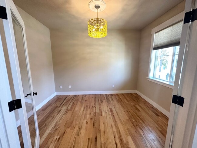 Building Photo - Super Cute 3 Bedroom with Bonus/Office in SE Portland Home!