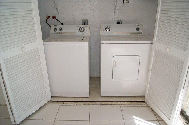 Building Photo - 3781 Cocoplum Cir