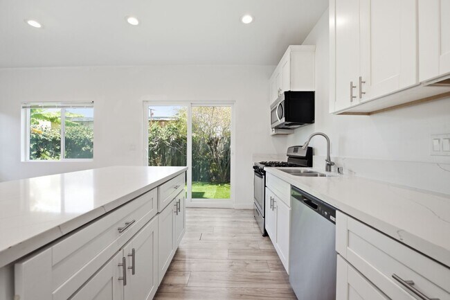 Building Photo - 6330 Mesita Dr