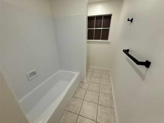 Building Photo - 25 Little John Ln