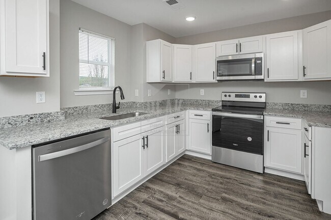 Building Photo - 390 Woodland Cir